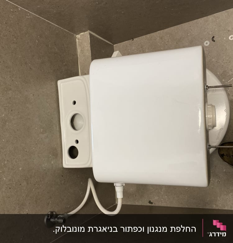 מיכל מים עם צינור וכלי עבודה על הרצפה